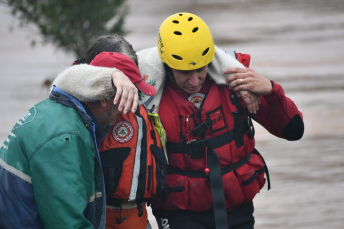 Notícia - Bombeiros de SC já resgataram 516 pessoas e 84 animais no RS