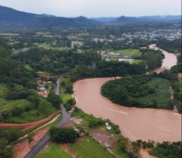 Notícia -  Chuva prevista coloca Sul de SC em risco 'muito alto', alerta Defesa Civil
